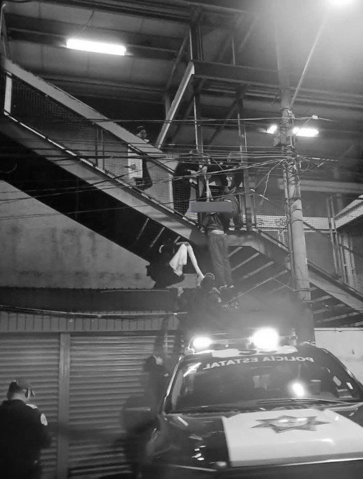 hallan_cuerpo_colgado_escaleras_metro_olimpica_linea_b_2