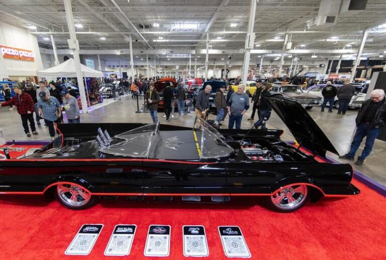 CANADA-MISSISSAUGA-EXPOSICION DE AUTOMOVILES PERSONALIZADOS Y DEPORTES AUTOMOTRICES MOTORAMA