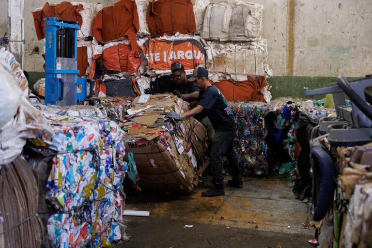 BRASIL-RIO DE JANEIRO-COOPERATIVAS DE RECICLAJE