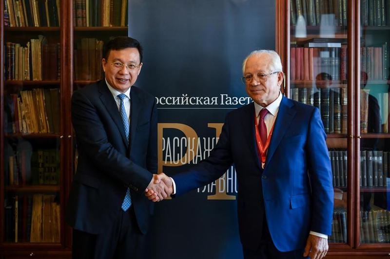RUSSIA-ST. PETERSBURG-XINHUA-FU HUA-ROSSIYSKAYA GAZETA-GENERAL DIRECTOR-MEETING