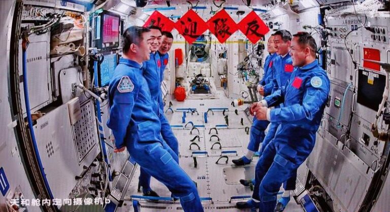 FOCUS | Shenzhou-21 astronauts enter space station