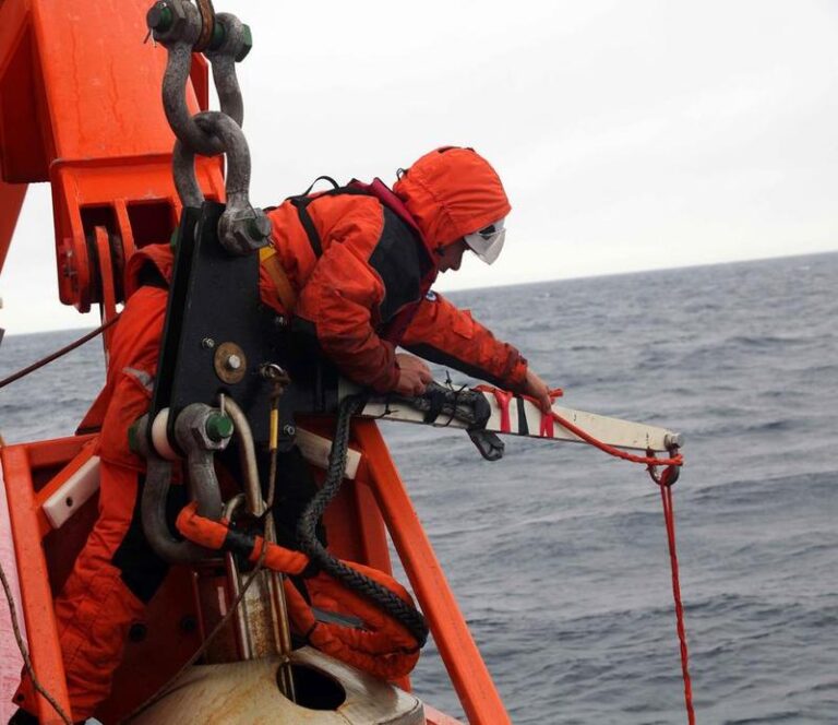 CHINA-EXPEDICION ANTARTICA-ROMPEHIELOS