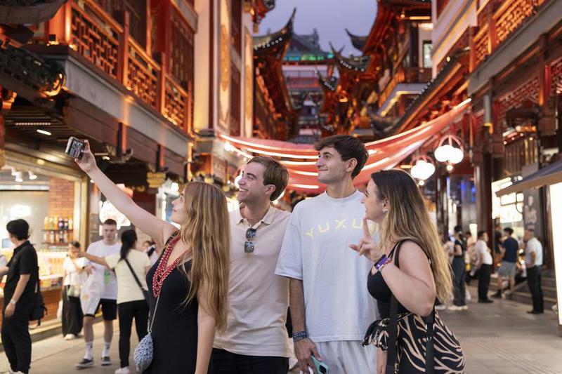 "Laowai" in China | Inbound tourism in Shanghai heats up in summer travel surge