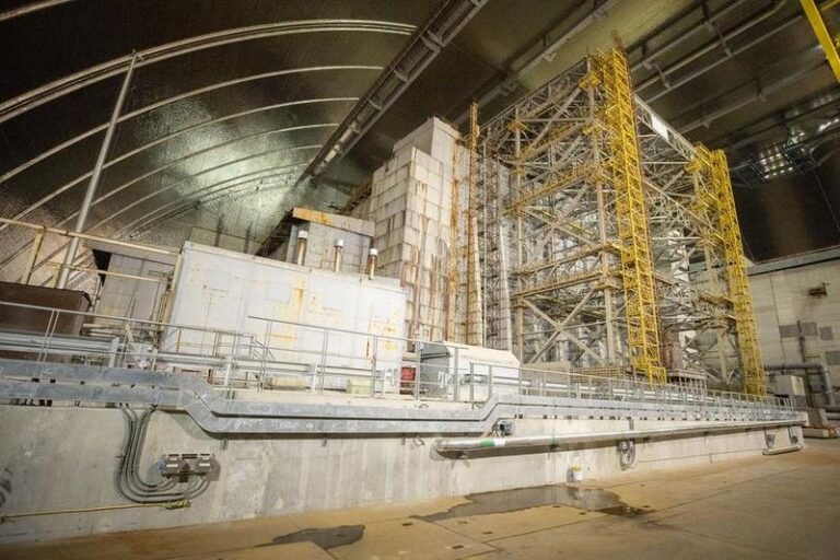 UCRANIA-KIEV-CENTRO NUCLEAR DE CHERNOBIL-NUEVO CONFINAMIENTO SEGURO-PRESENTADO A UCRANIA