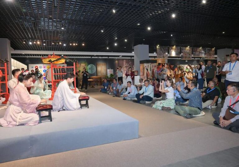 CHINA-HENAN-OCS-CUMBRE DE MEDIOS DE COMUNICACION Y THINK TANKS-PARTICIPANTES-VISITA