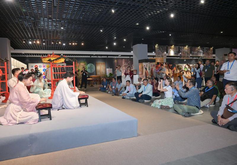 CHINA-HENAN-OCS-CUMBRE DE MEDIOS DE COMUNICACION Y THINK TANKS-PARTICIPANTES-VISITA