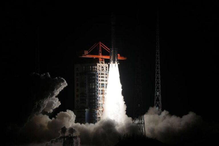 China lanza nuevo grupo de satélites de internet