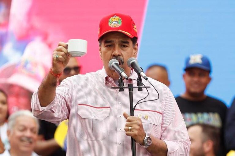 Venezuela enfrenta un «momento decisivo» ante agresiones de EEUU, advierte Maduro