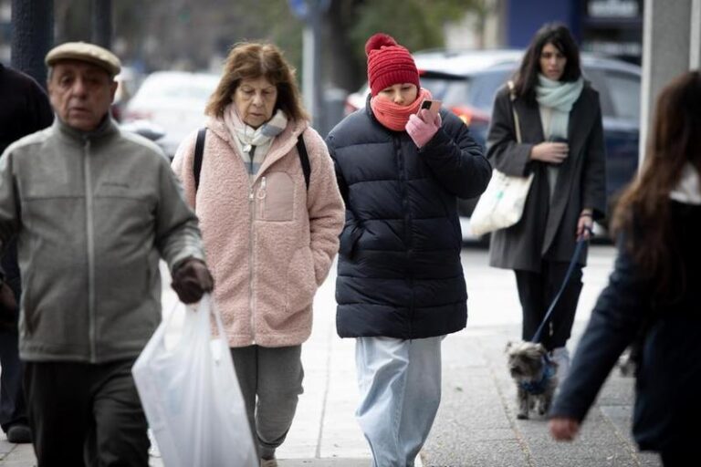 ARGENTINA-BUENOS AIRES-OLA DE FRIO