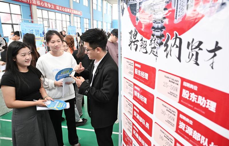 (China Economic Roundtable) Xinhua Headlines: China's policy synergy sustains growth, stabilizes employment