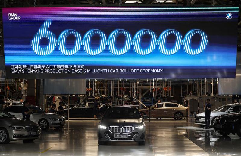 Xinhua Headlines: China reaffirms commitment to reform, opening up at "two sessions"