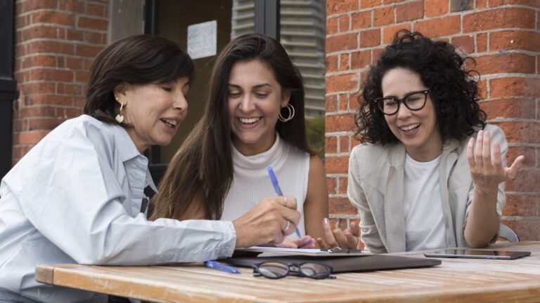 hermosas-mujeres-modernas-trabajando-afuera_1