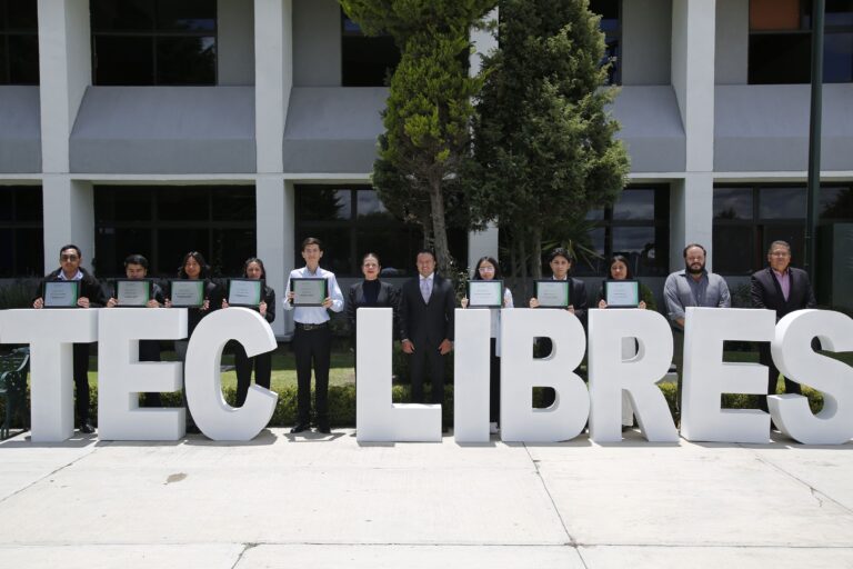 Entrega_de_becas_a_la_primera_generacin_de_Impulso_STEM_en_Puebla_2
