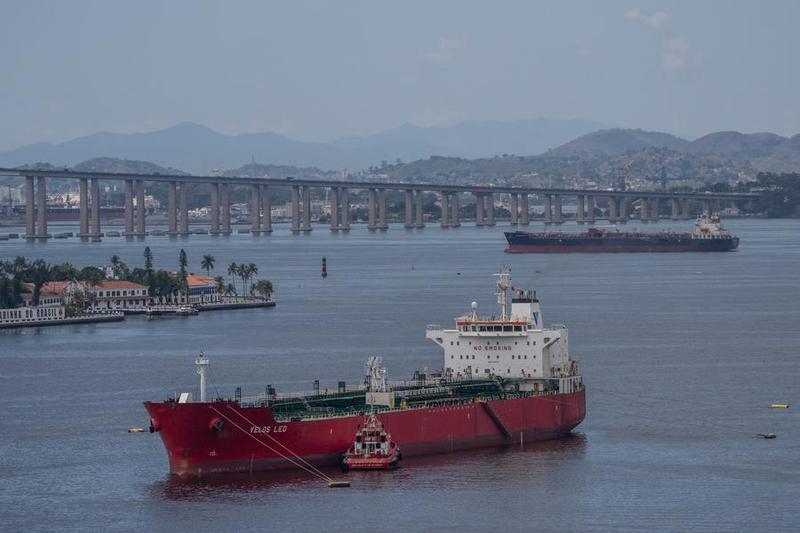 Vista aérea del 3 de abril de 2025 de un buque petrolero atracado en un puerto cerca del Puente Río-Niterói, en Río de Janeiro, Brasil. (Xinhua/Wang Tiancong)