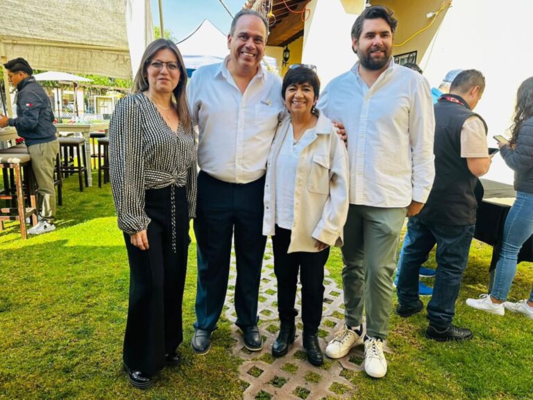 Funcionarios de SEDATU y Conavi entregan viviendas a familias reubicadas por el proyecto del Tren AIFA-Pachuca en el desarrollo Real Granada, Tecámac. La SEDATU y la Conavi entregaron viviendas a familias reubicadas por el Tren AIFA-Pachuca en el desarrollo Real Granada, en Tecámac, Estado de México. AMEXI/foto/Vinte